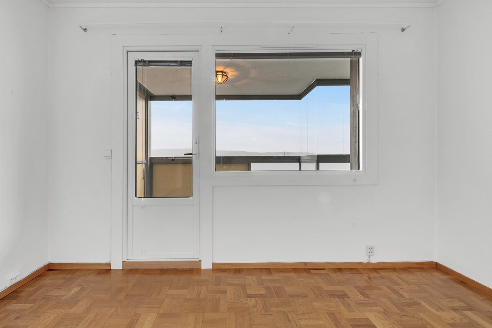Fra stuen er det direkte utgang til den balkongen. Galleribilde