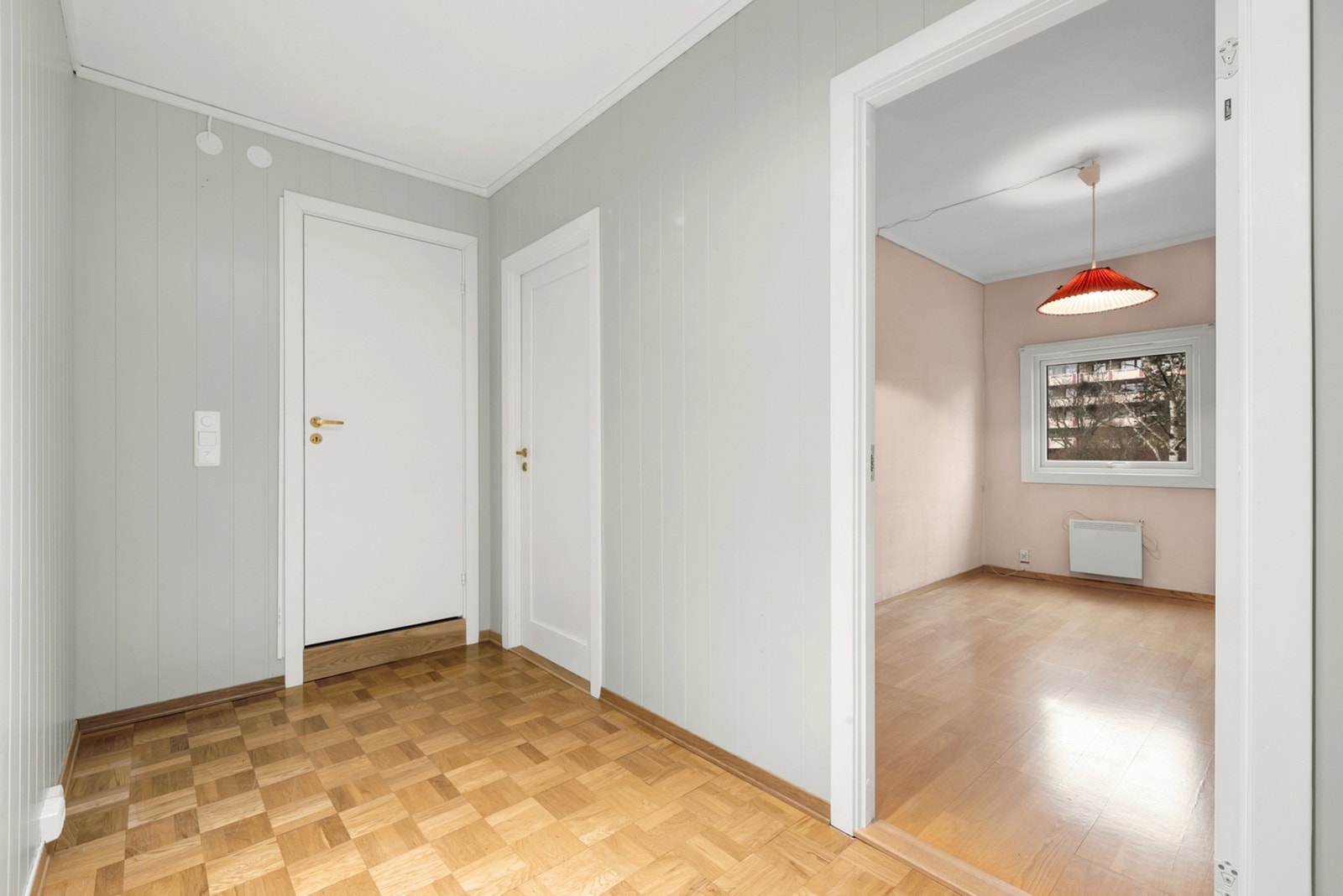 Når du trer inn i boligen, møtes du av en romslig entré. Galleribilde