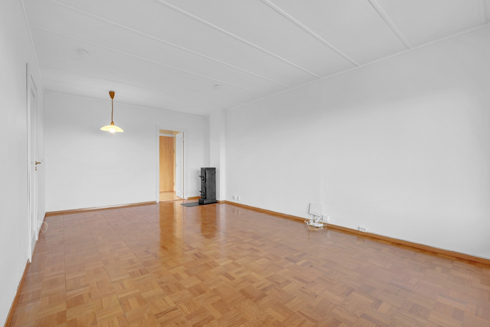 Overflatene består av parkett og malte plater på vegg, Galleribilde
