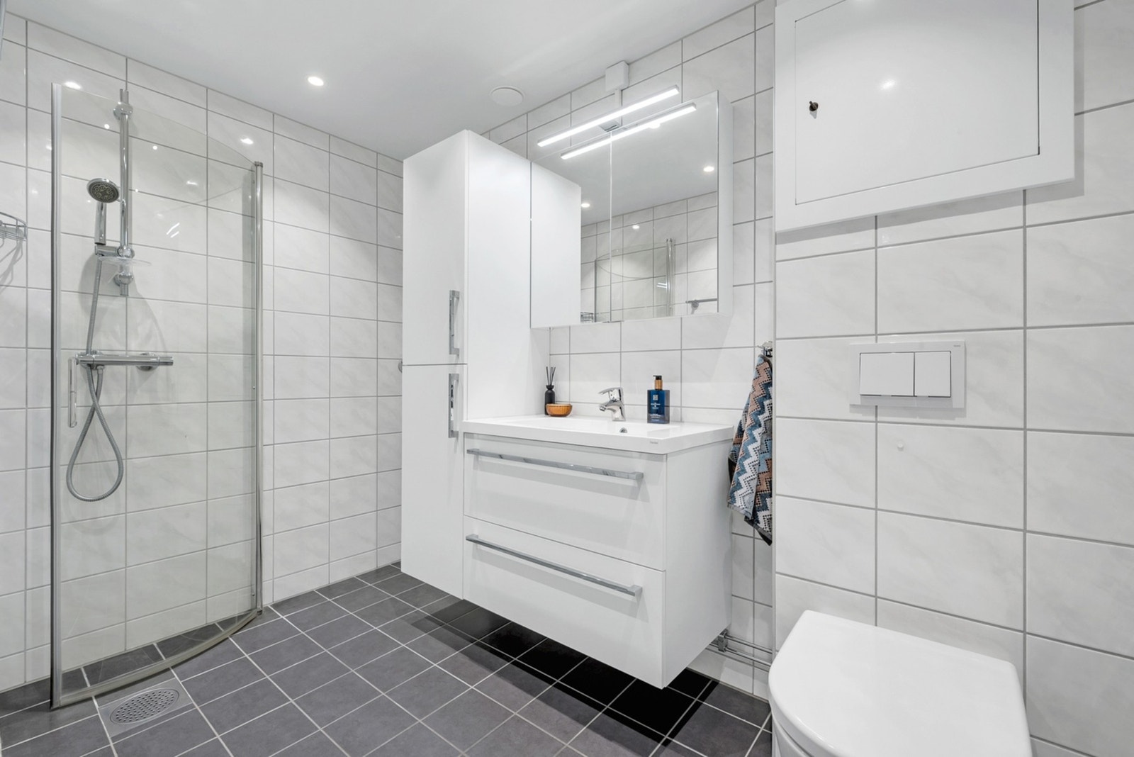 Badet ble oppgradert i regi av borettslaget i 2018 og har opplegg for både vaskemaskin og tørketrommel. Galleribilde