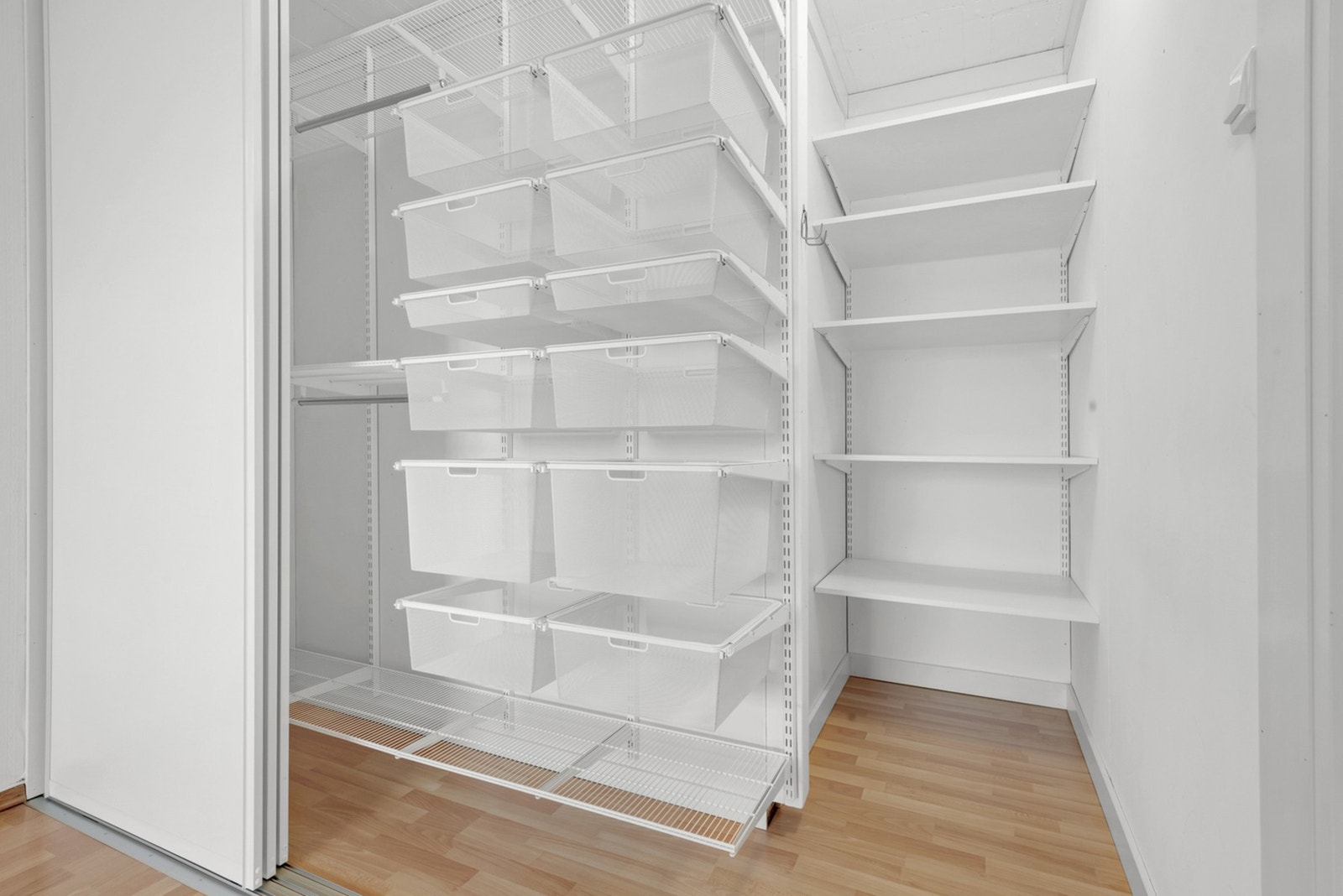 Herfra har du også direkte tilgang til en romslig walk-in-garderobe - en ettertraktet detalj som gir ekstra komfort i hverdagen. Galleribilde