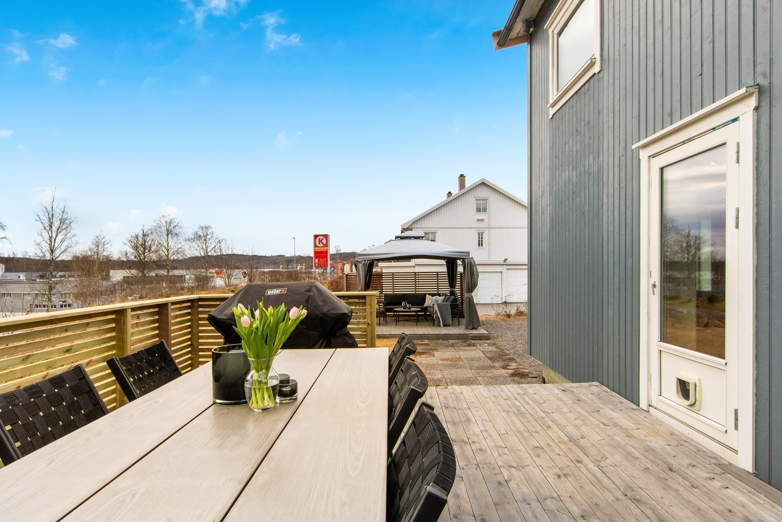 Fra første etasje er det utgang til en stor terrasse på 20 m². Galleribilde