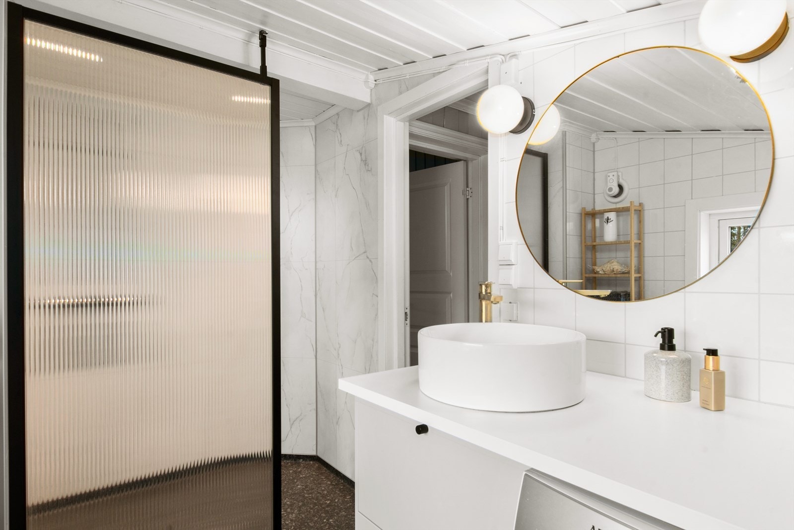 Badet ble modernisert i 2023 og har elektriske varmekabler i gulvet for økt komfort. Galleribilde