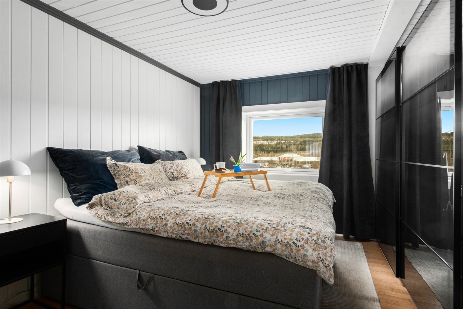 Hovedsoverommet har plass til dobbeltseng og en stor garderobeløsning. Galleribilde