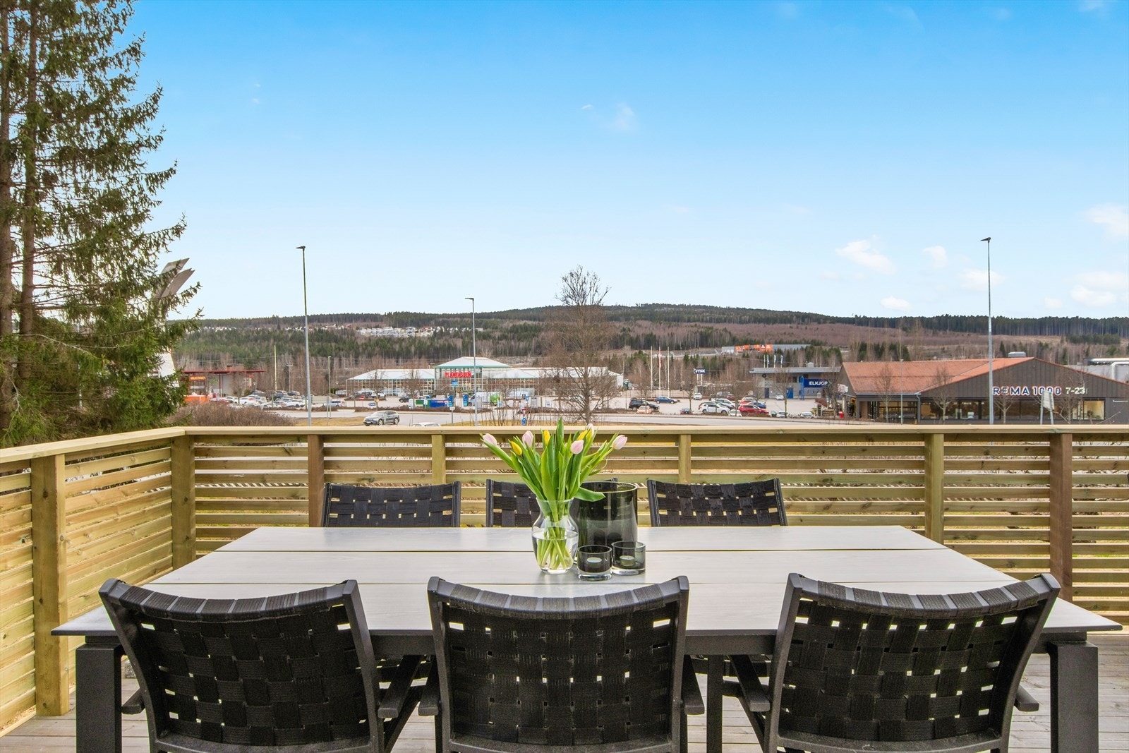 En solrik uteplass med god plass til en stor sittegruppe for sosiale sammenkomster. Galleribilde