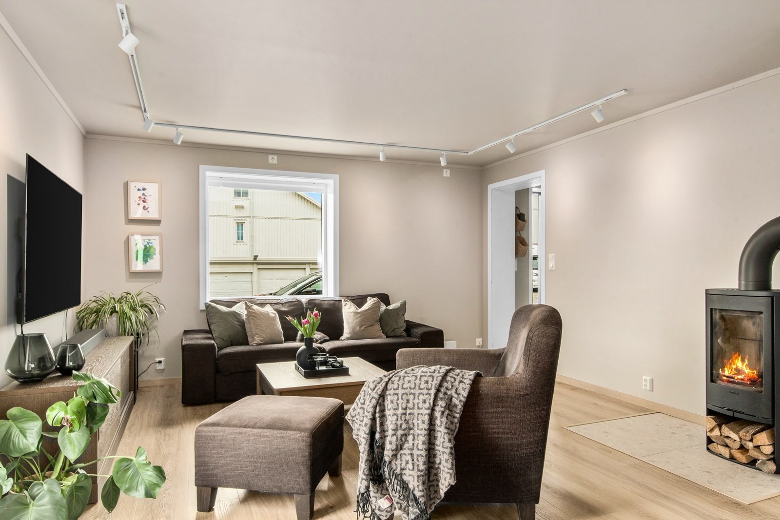 Her er det god plass til både sofagruppe og spisebord, med en åpen og sosial romfølelse. Galleribilde