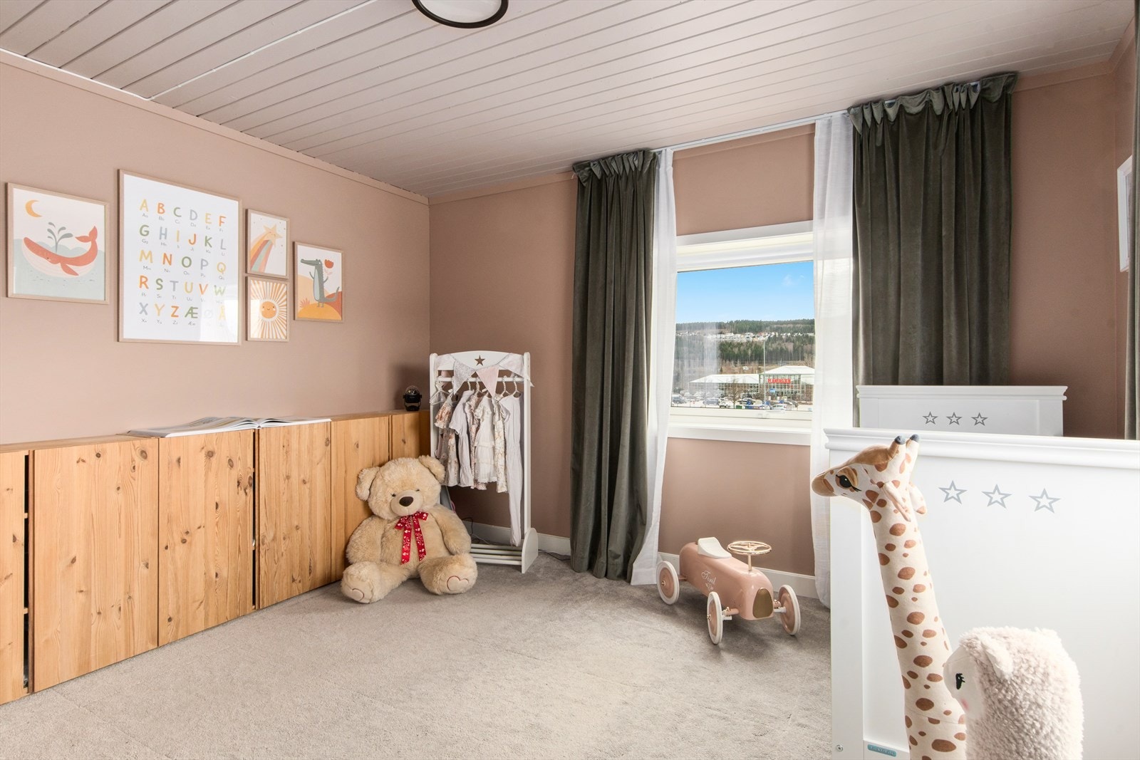Rommet har god plass til både seng og oppbevaringsmøbler. Galleribilde