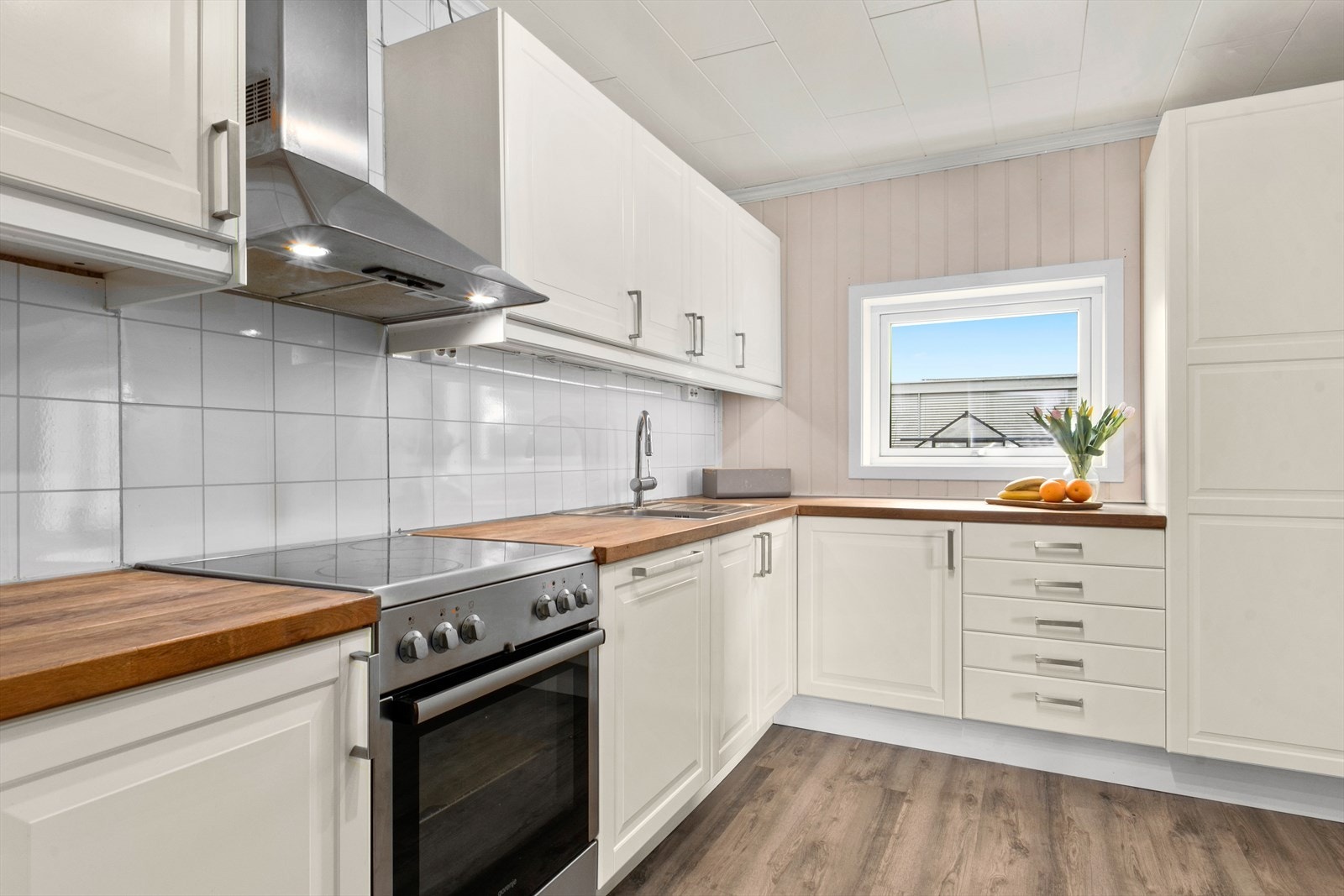 Godt med skap- og benkeplass, samt kjøkkenventilator med avtrekk ut. Galleribilde