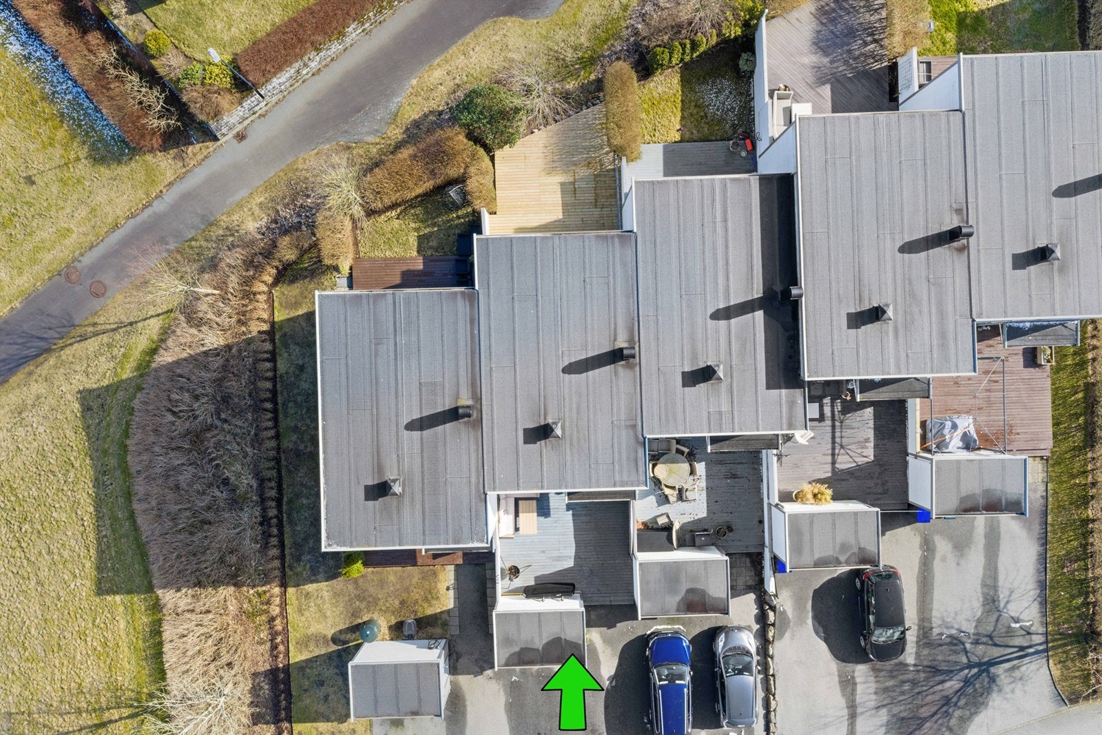 Kvernbakken 76, med hele 59 kvm uteplass, slik du kan følge solen omtrent fra ca. klokken 8-21 på sommeren. Galleribilde