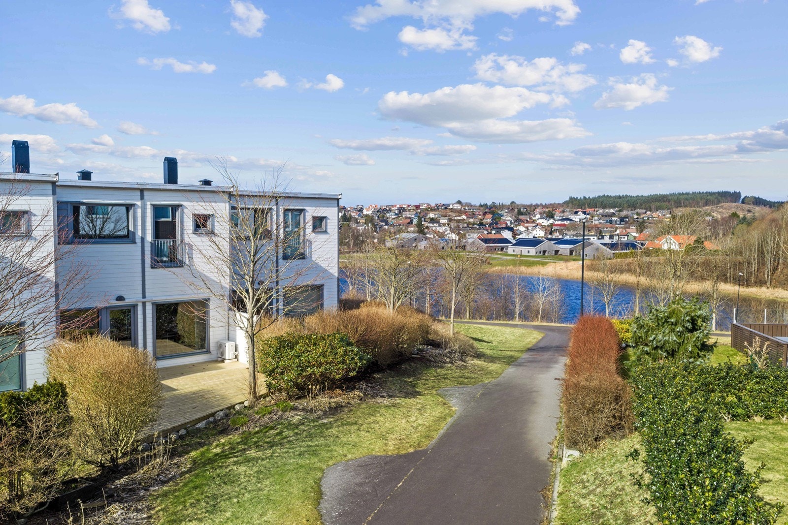 Velkommen til Kvernbakken 76, et veldig kjekt og innholdsrikt rekkehus. Beliggenheten er attraktiv, med nydelige turareal like ved og kort vei til alt du trenger i hverdagen.
Eiendomsmegler Krogsveen v/ Tom Christer Hovde, ønsker velkommen til visning. Galleribilde
