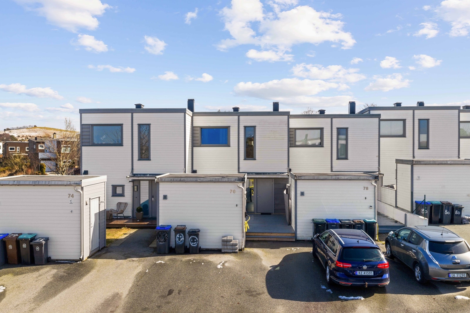 Det er oppstillingsplass for 2 biler foran egen bolig, praktisk utvendig bod og el-bil lader.
Romslig uteplass utenfor inngangsdøren. Galleribilde