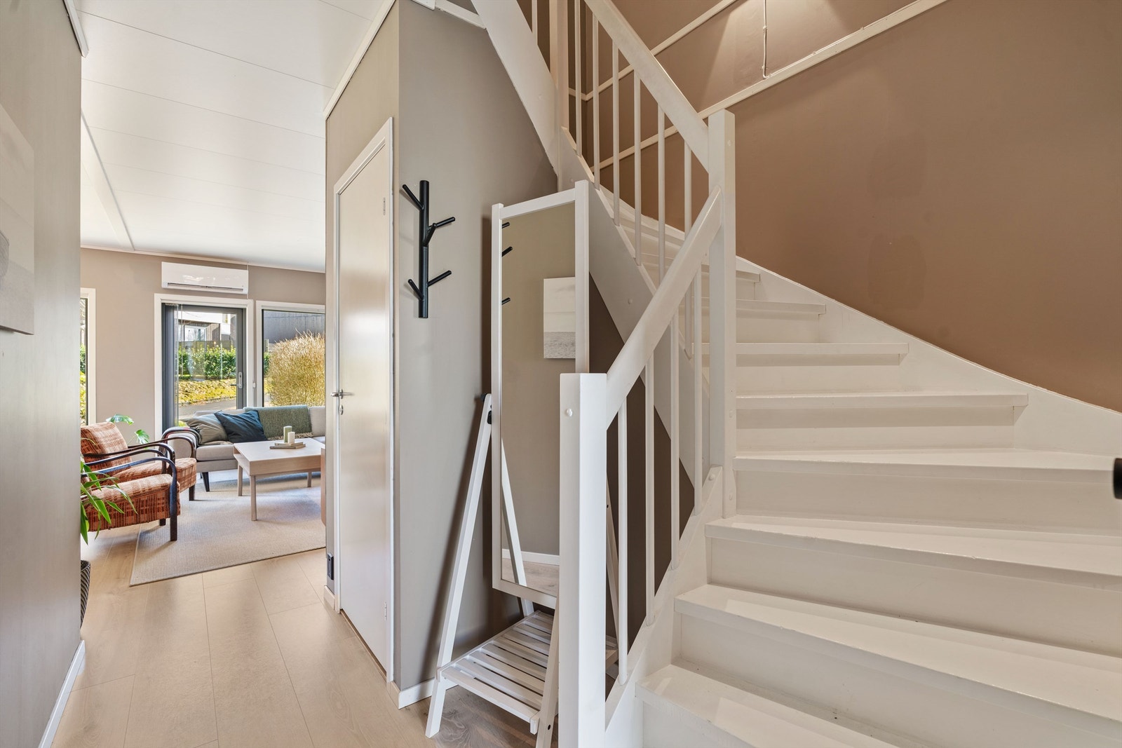 Gang / trapperom. Det er er praktisk bod under trappen, for ekstra lagringsplass. Galleribilde