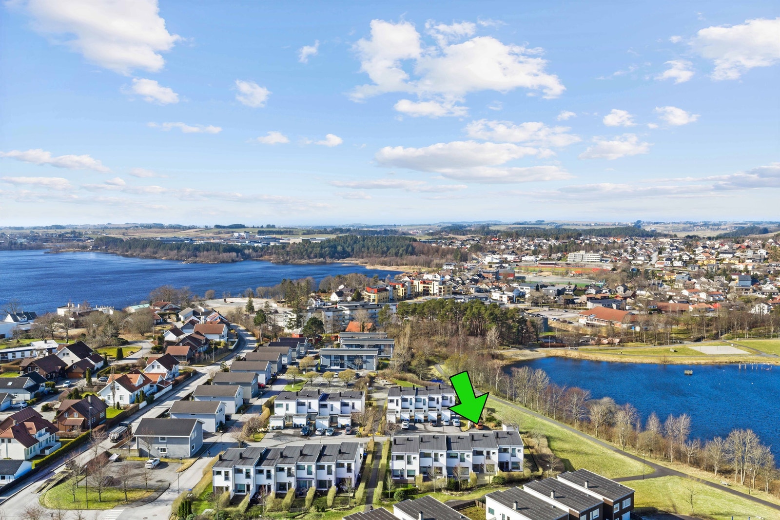 Boligen ligger fint tilbaketrukket til, men tursti og grøntareal som nærmeste nabo.
Det er ikke forkjøpsrett i borettslaget, så her er det ingen som kan ta fra deg boligen etter budaksept. Galleribilde