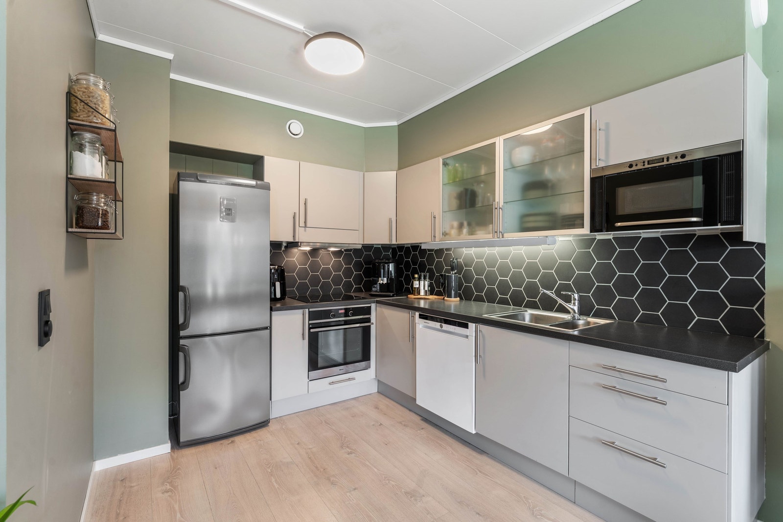 Kjøkken (IKEA kjøkken fra byggeår, med nyere fronter. (stekeovn/platetopp er også nyere fra selgers botid) Galleribilde