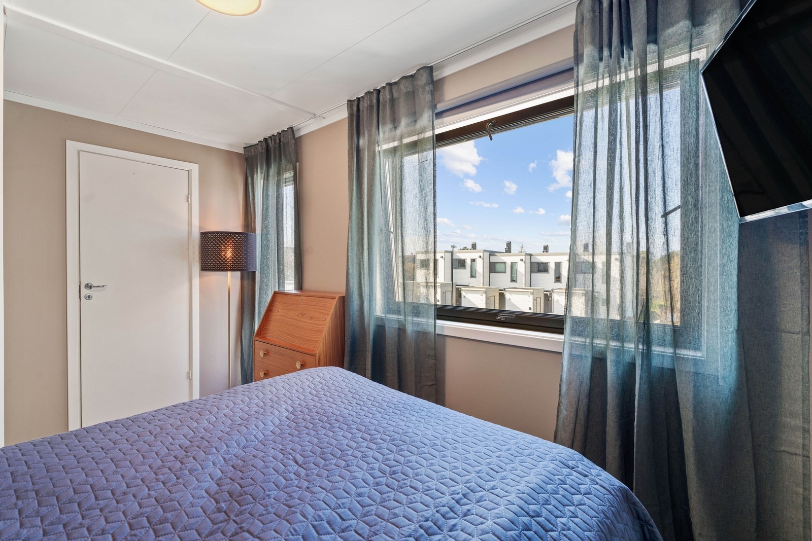 Soverom nr. 2. Herfra er det dør inn til romslig garderoberom, eller bod om ønskelig. Galleribilde