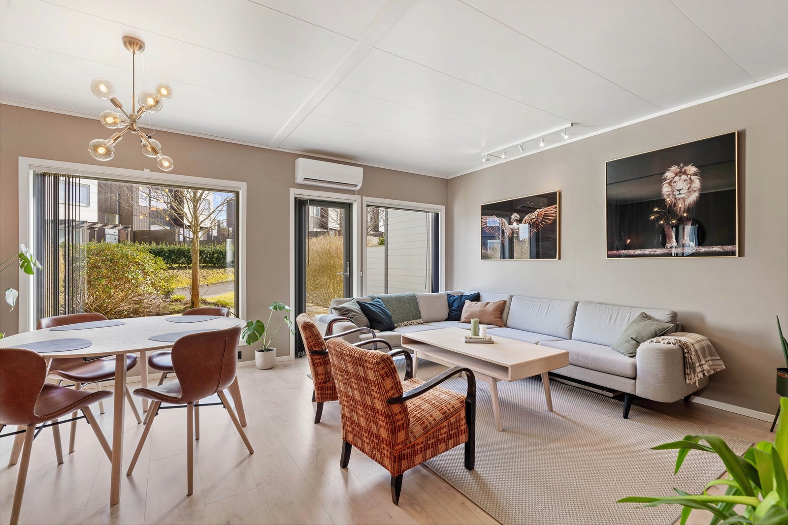 Stuen har godt med plass til både sittegruppe og spiseplass, i tillegg til at det er direkte adkomst ut til solplatting med morgen / dagsol. Galleribilde