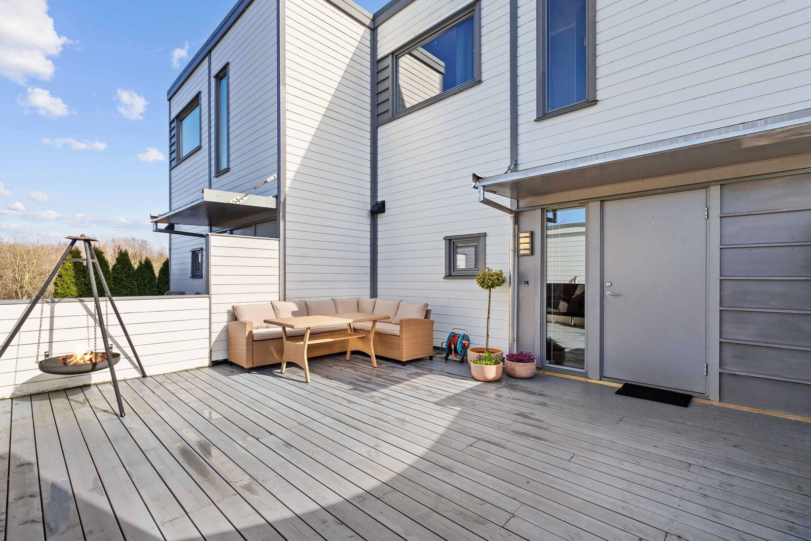 Solplatting med ettermiddags / kveldsol
(ca. 13-21 på sommerstid). Galleribilde