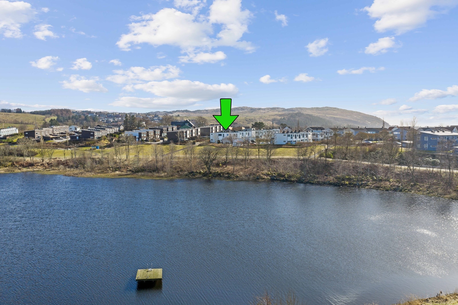 Like nedenfor, ligger vakre Stemmen. Her er det badeplass, grillplass, sandvolleyballbaner, skatepark og utendørs treningsapparater. Med kjekk belyst tursti rundt vannet, ligger alt til rette for gode opplevelser for store og små. Galleribilde