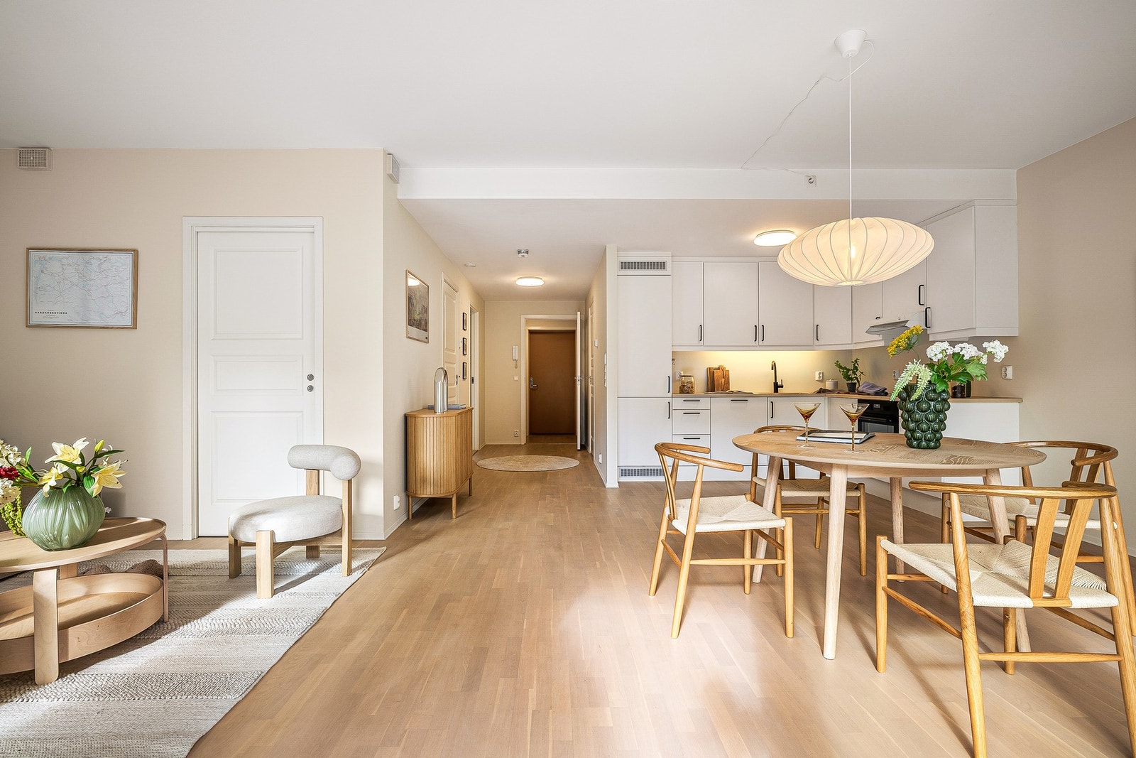 Videre ledes man naturlig innover til den romslige stue/kjøkken løsningen på ca. 34,8 kvm. Galleribilde