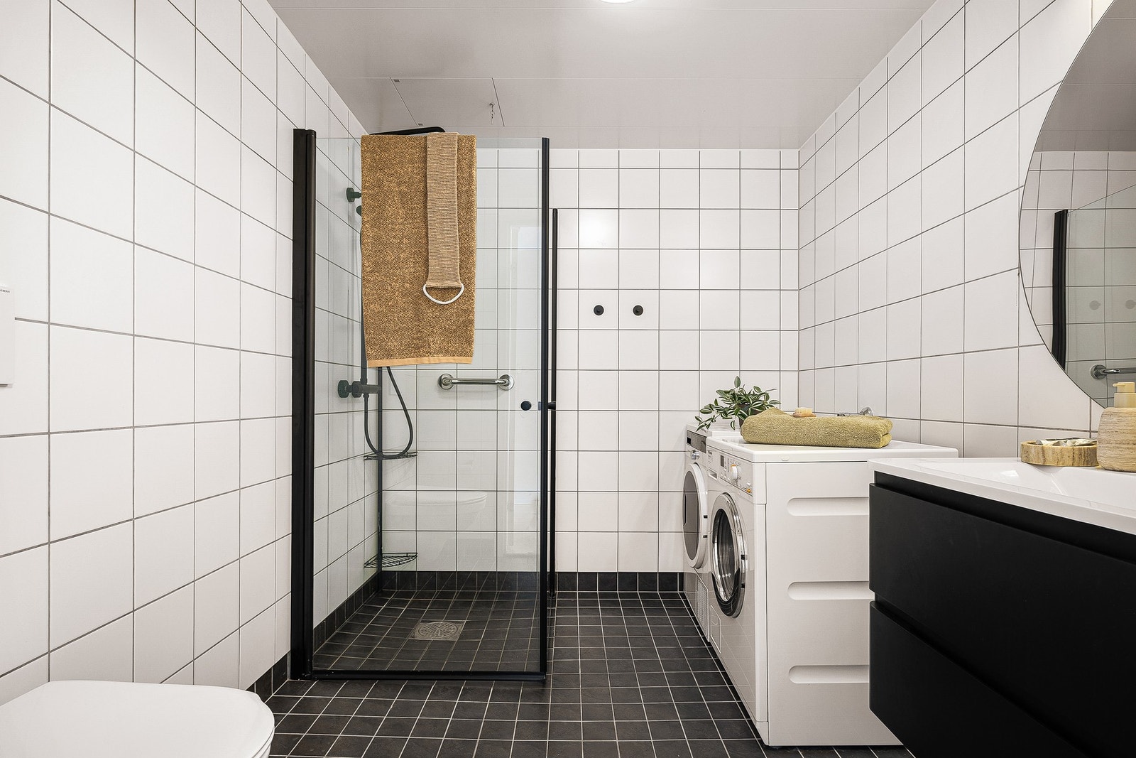 Leiligheten har et romslig og helfliset bad på ca. 5,2 kvm. Galleribilde