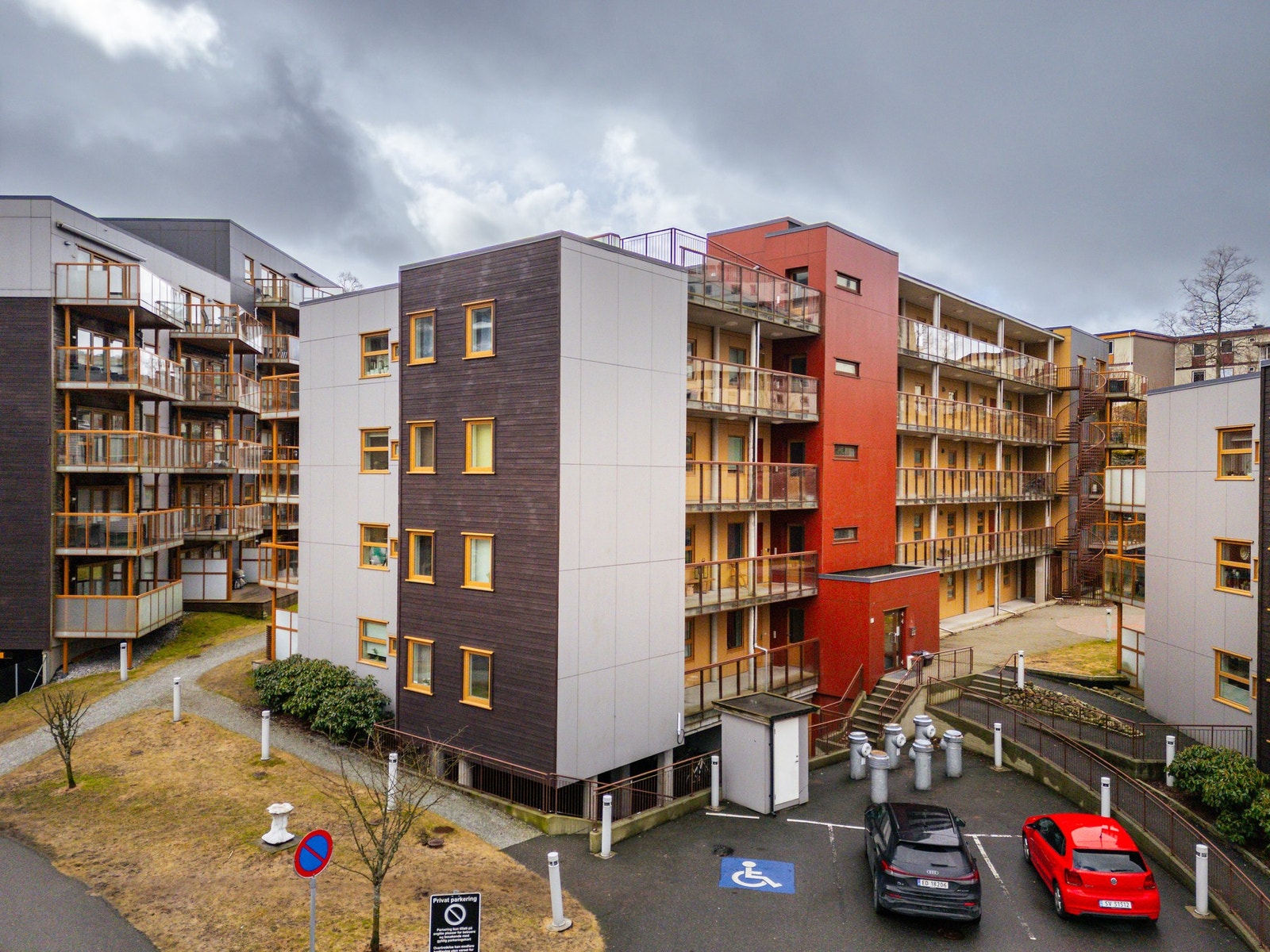 Det er også verdt å nevne at det er fire gjesteparkeringer utenfor. Galleribilde