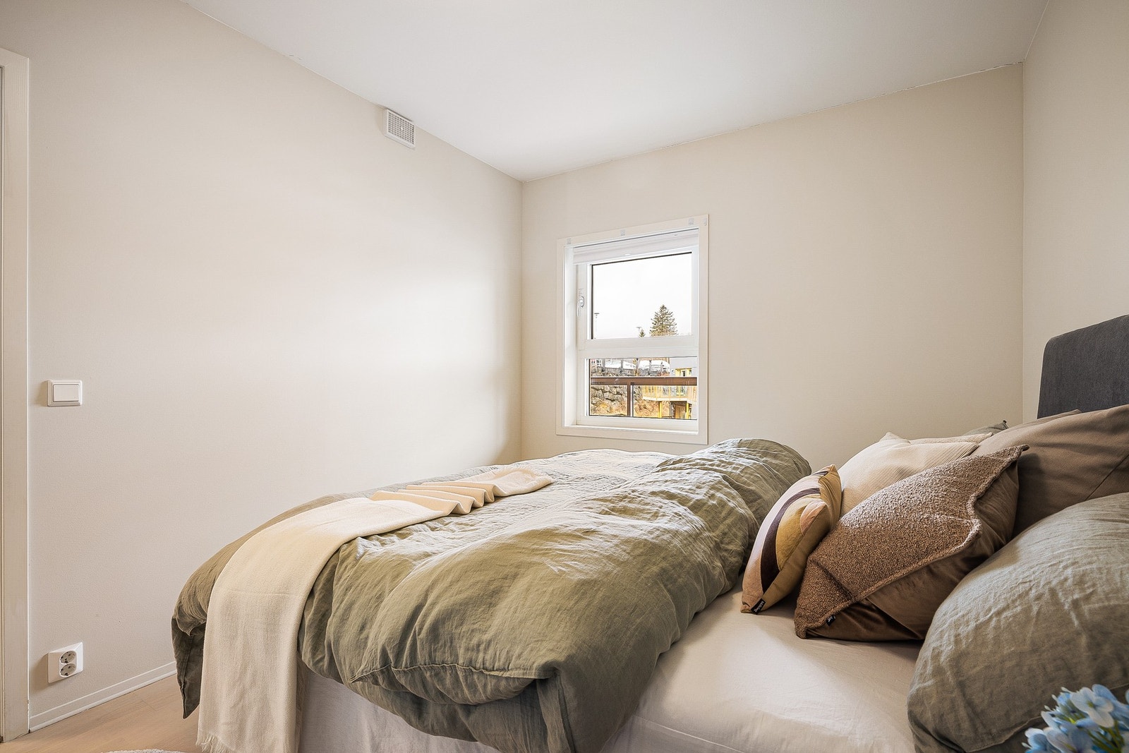 God plass til dobbeltseng, nattbord og garderobeløsning. Galleribilde