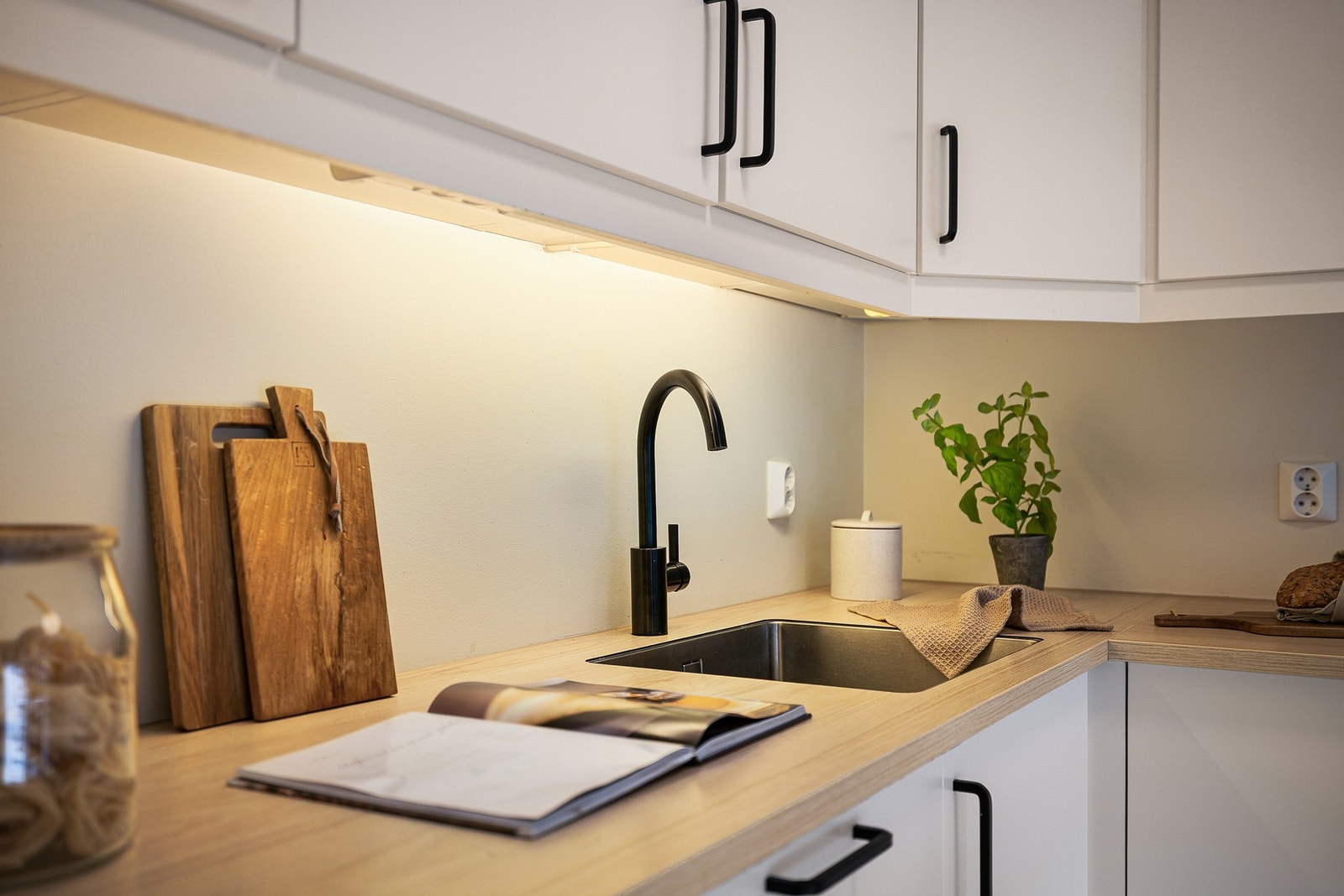 Her har man rikelig med benke- og skapplass. Galleribilde