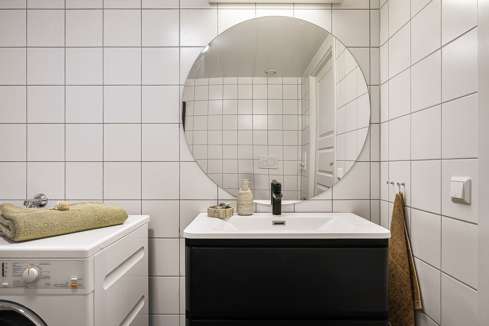 Badet er også oppgradert i i 2024, med ny innredning med servantskap, servant, blandebatteri, samt nye dusjvegger og
dusjarmatur. Galleribilde