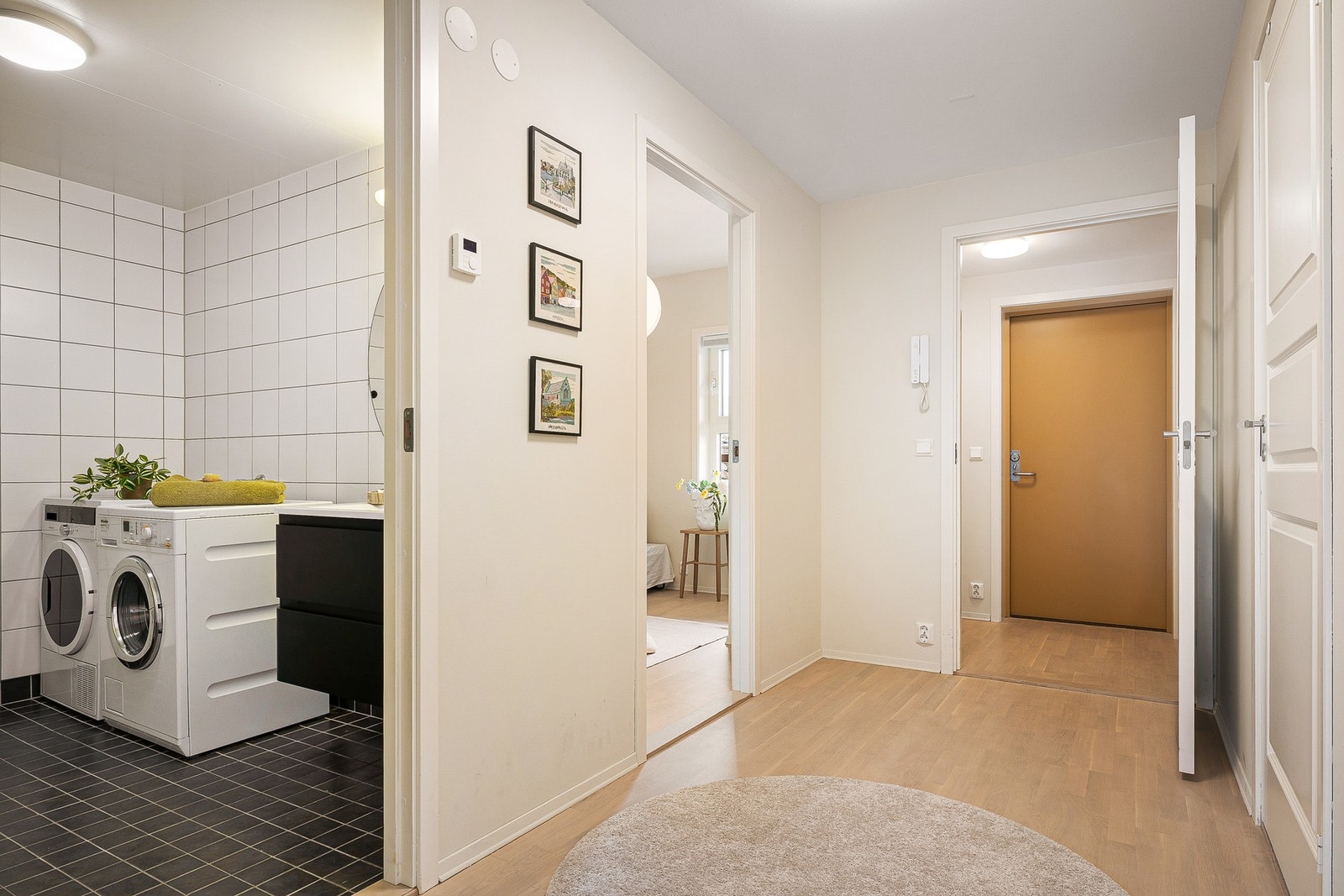 Herfra er det tilkomst til leilighetens øvrige rom. Galleribilde