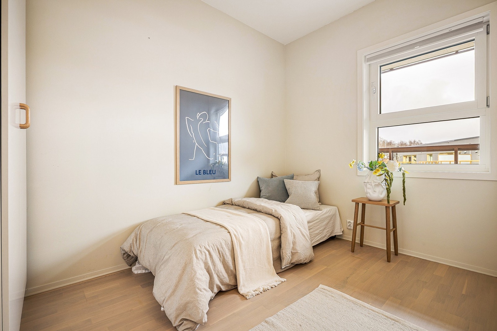 Soverom nr. 2 måler ca. 7,7 kvm, og passer perfekt til barnerom, gjesterom eller kontor. Galleribilde