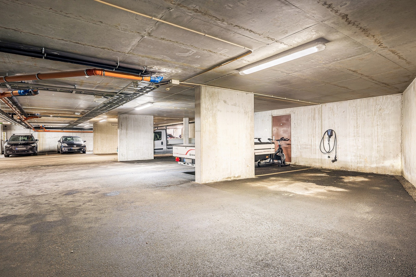 Leiligheten disponerer fast parkeringsplass i garasje, med montert lader. Galleribilde