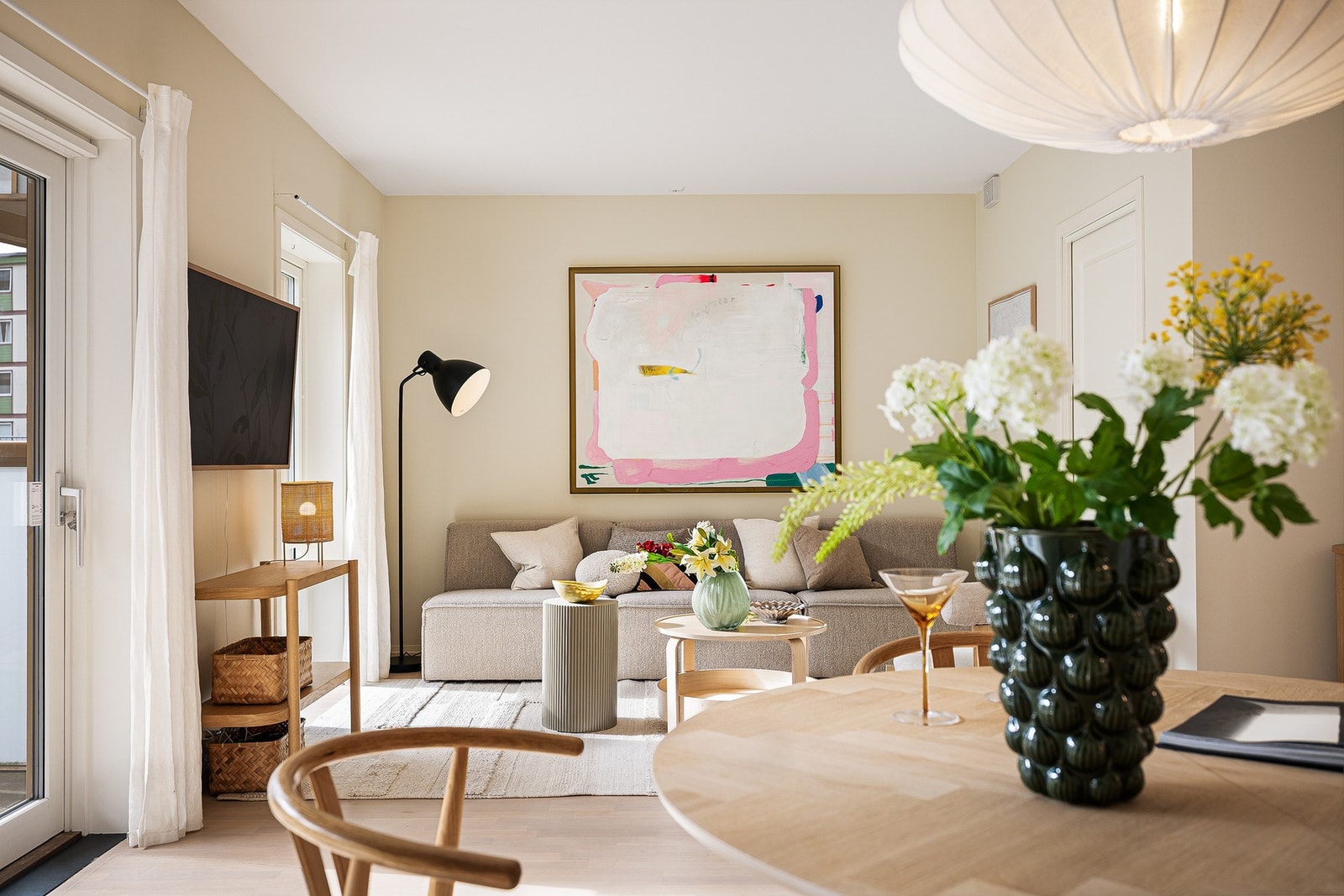 Leiligheten er malt i lune farger, og slipper inn rikelig med lys. Galleribilde