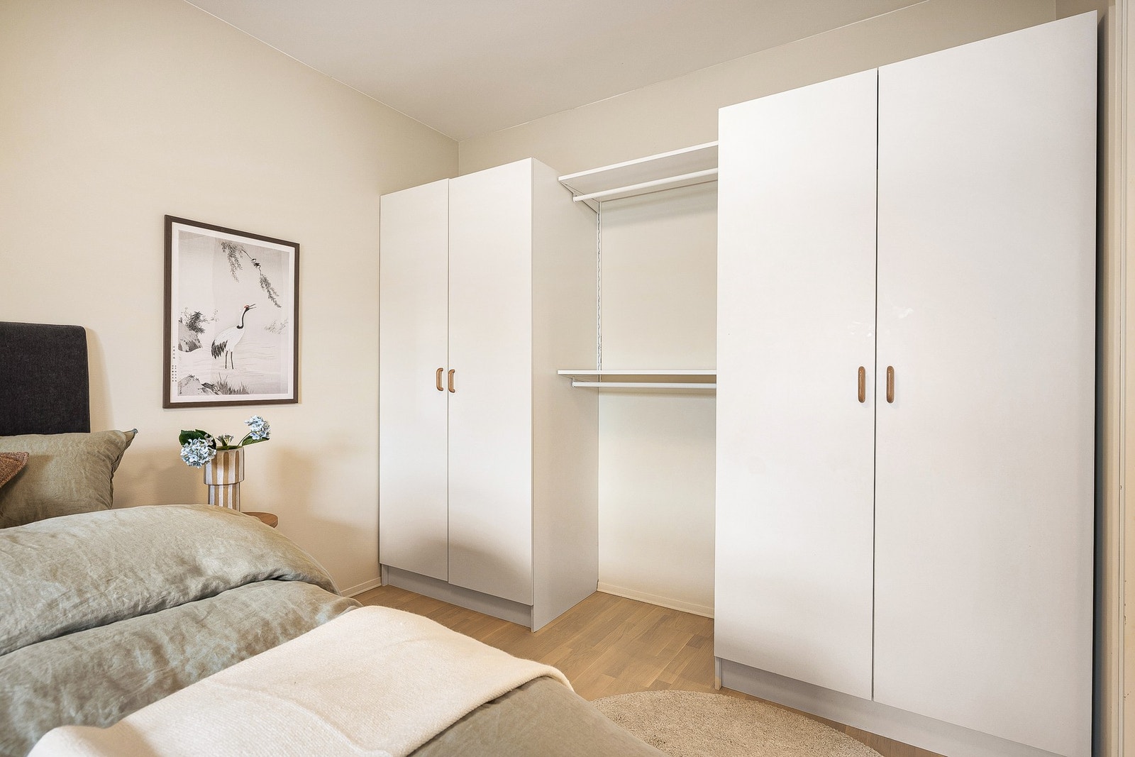 På soverommet er det masse oppbevaringsplass, som også følger handelen. Galleribilde