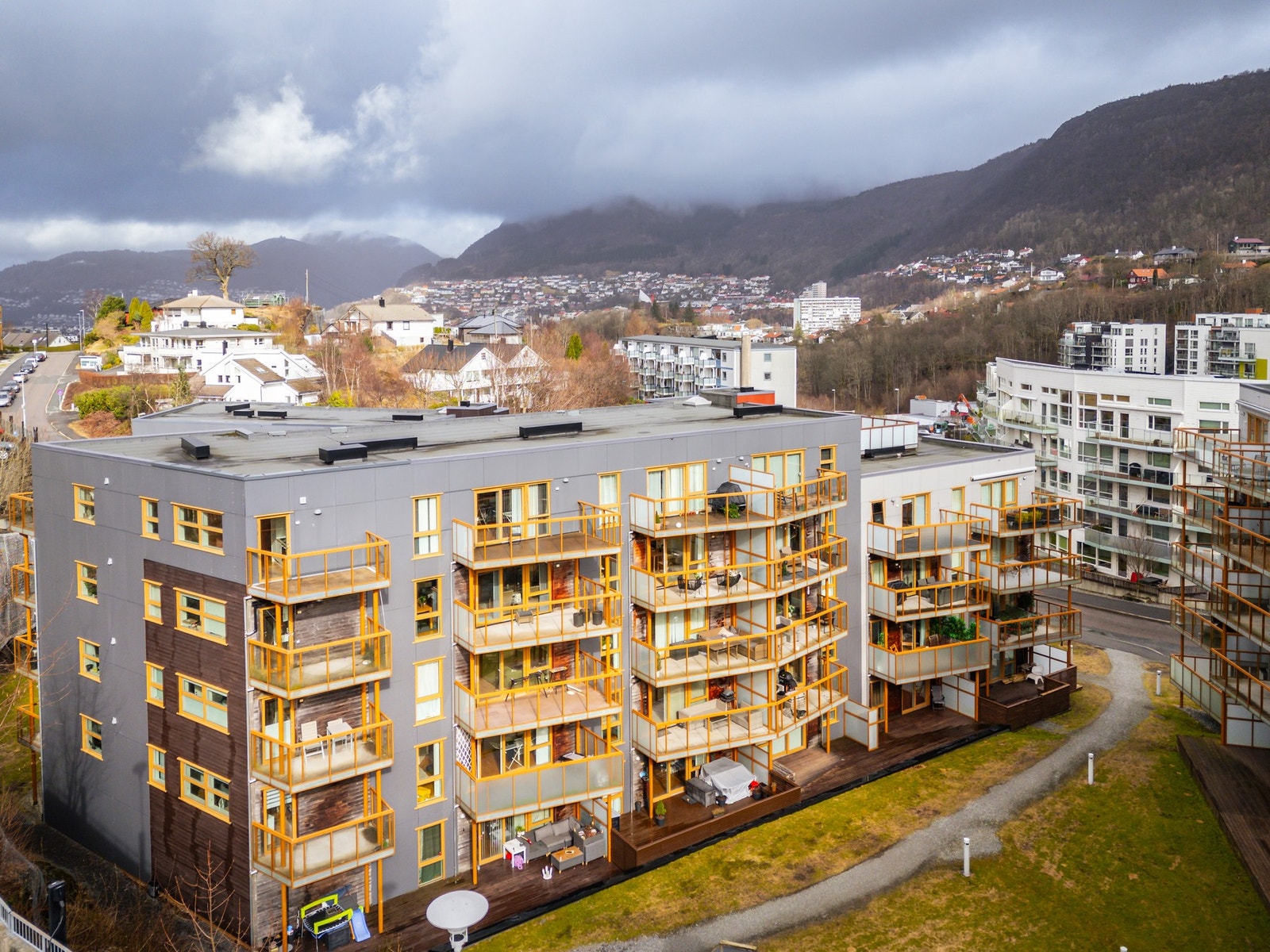 Dette er perfekt for deg som ønsker en sentral og romslig bolig med alt av fasiliteter man trenger i nærheten. Galleribilde