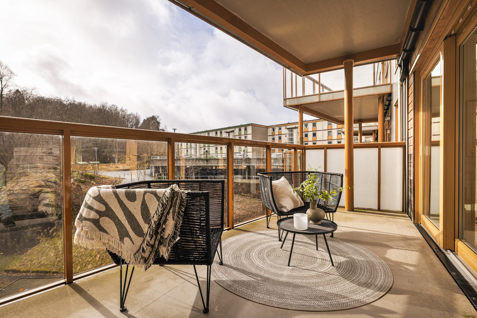 Her er det god plass til diverse utemøbler, og blir en fin forlengelse av stuen på varmere dager. Galleribilde