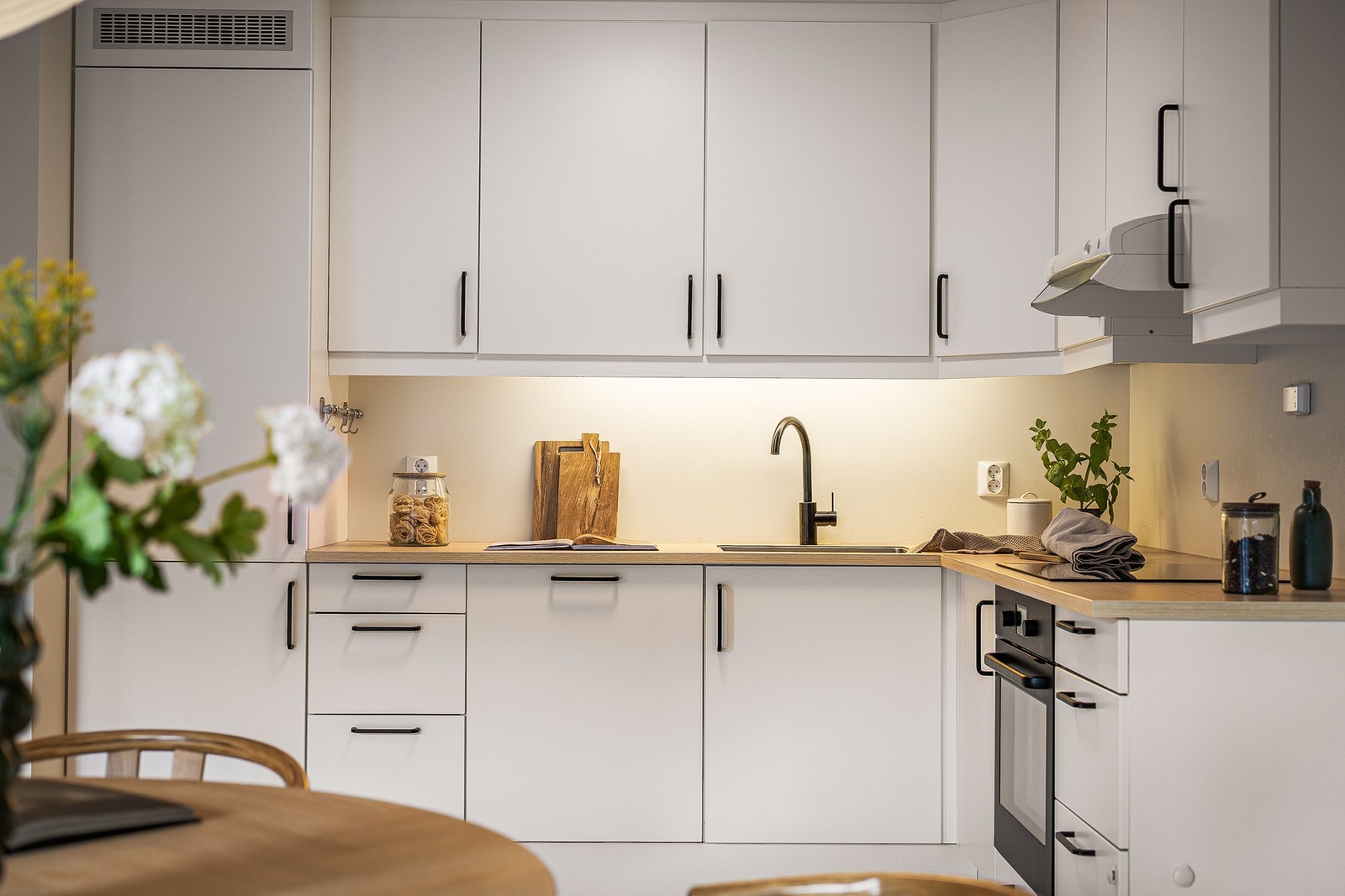 Kjøkkenet består av hvite slette fronter, og fremstår tidsriktig og moderne. Galleribilde