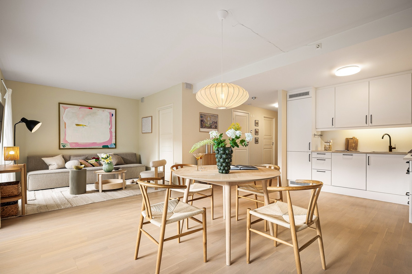 Leiligheten har en god planløsning som gjør det enkelt å innrede i flere soner. Galleribilde