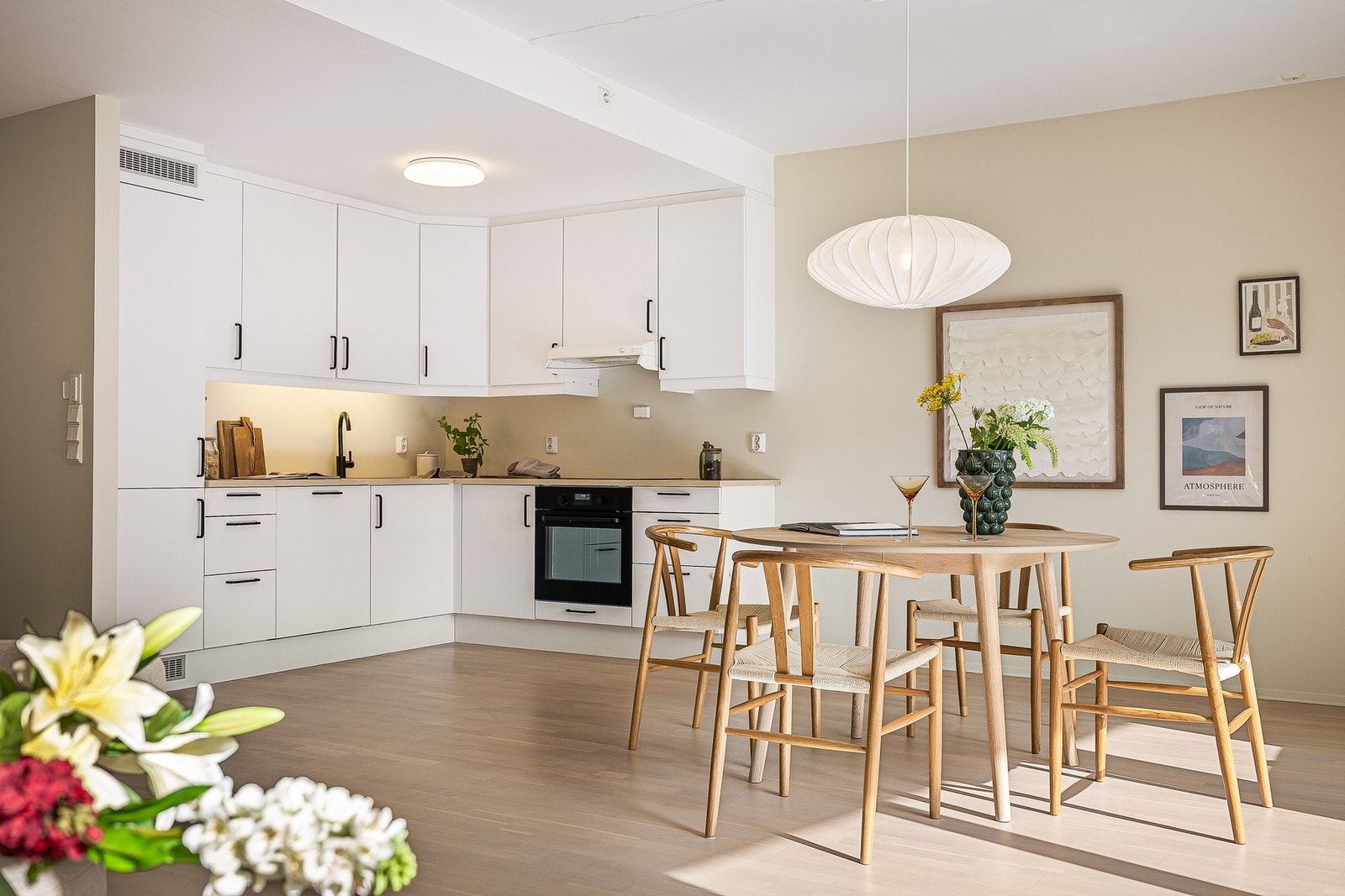 Kjøkkenet er oppgradert med ny benkeplate, vask, blandebetteri, platetopp og komfyr i 2024. Galleribilde