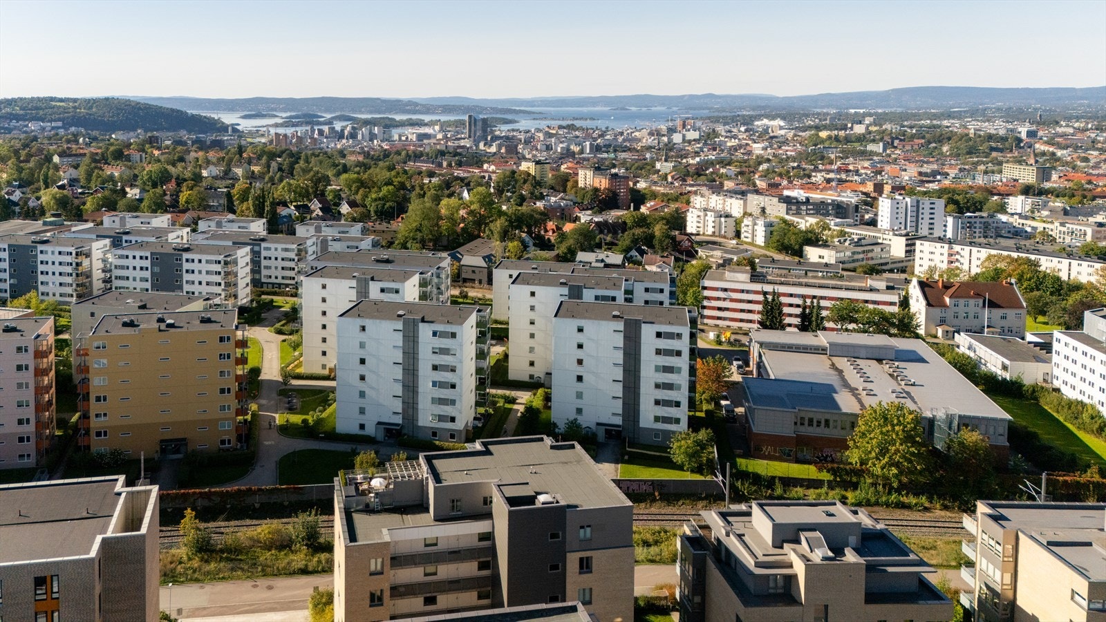 Løren har gjennom de siste årene utviklet seg til et av Oslos mest moderne og etterspurte boområder, med en god kombinasjon av boliger, servicetilbud og rekreasjonsmuligheter. Galleribilde