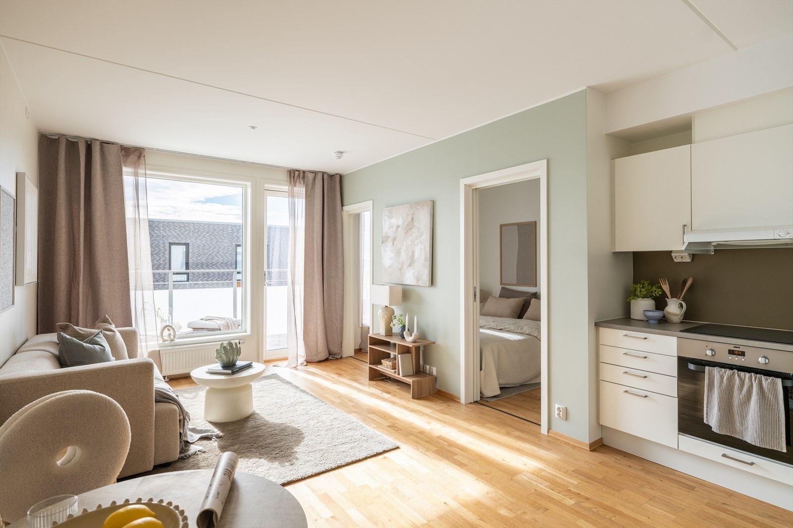 Stuen oppleves som lys og luftig, med 2,60 meter takhøyde, store vindusflater og glassdør som slipper lyset inn og åpner mot uteplassen. Galleribilde