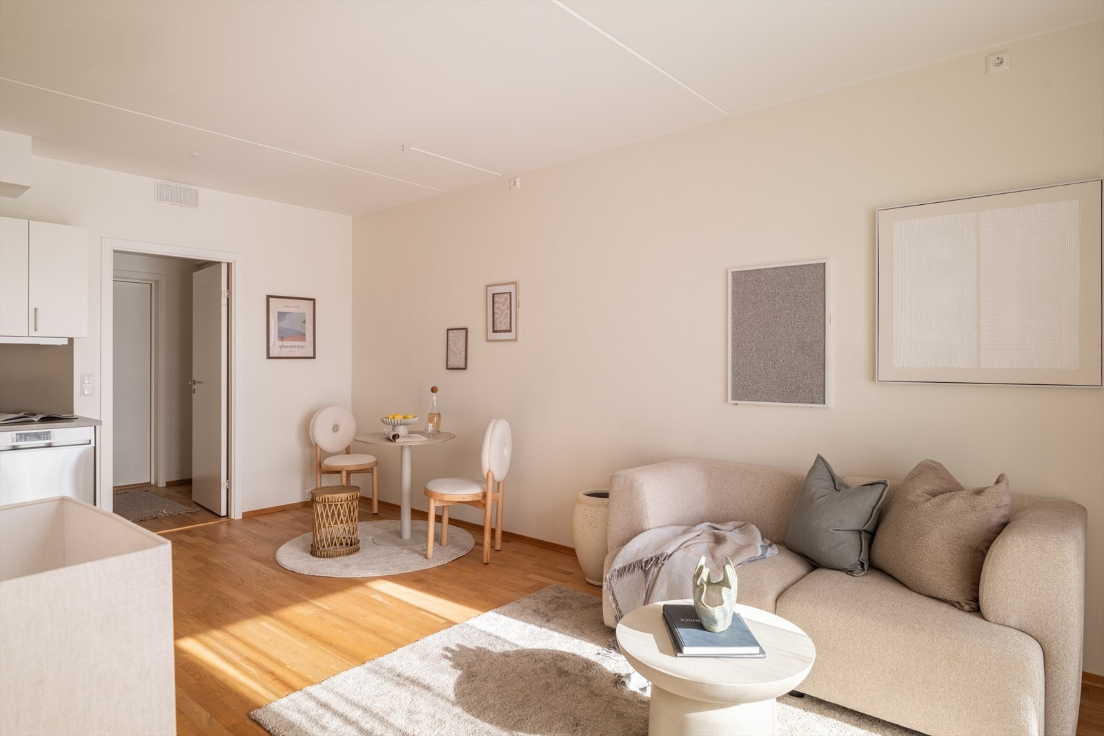 Det er plass til både sofamøbler og spisebord i rommet. Galleribilde
