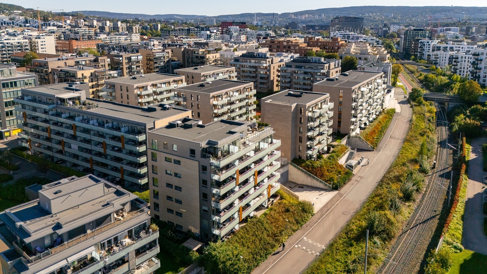 Løren har gjennom de siste årene utviklet seg til et av Oslos mest moderne og etterspurte boområder, med en god kombinasjon av boliger, servicetilbud og rekreasjonsmuligheter. Galleribilde