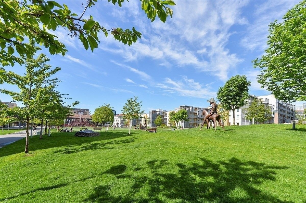Det tar ca. 6 minutter med T-banen til Handelshøyskolen BI i Nydalen og ca. 11 minutter til Universitetet på Blindern. I nærområdet finner du også flotte, grønne parker. Galleribilde