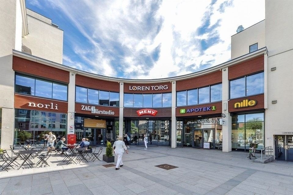 Dagligvarehandelen kan gjøres på blant annet Meny, Rema 1000 og Kiwi ev. Meny, Løren Frukt og Grønt og Bunnpris. Førstnevnte ligger i umiddelbar nærhet på Løren Torg, hvor man også finner apotek, kafé og velværetilbud. Galleribilde