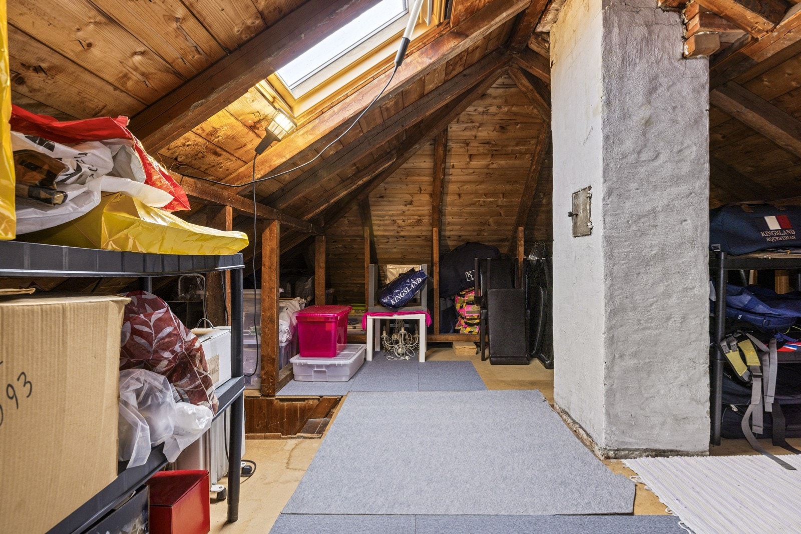 Loftet er et uisolert lagerrom med god plass til oppbevaring. Et Velux takvindu gir dagslys. Galleribilde