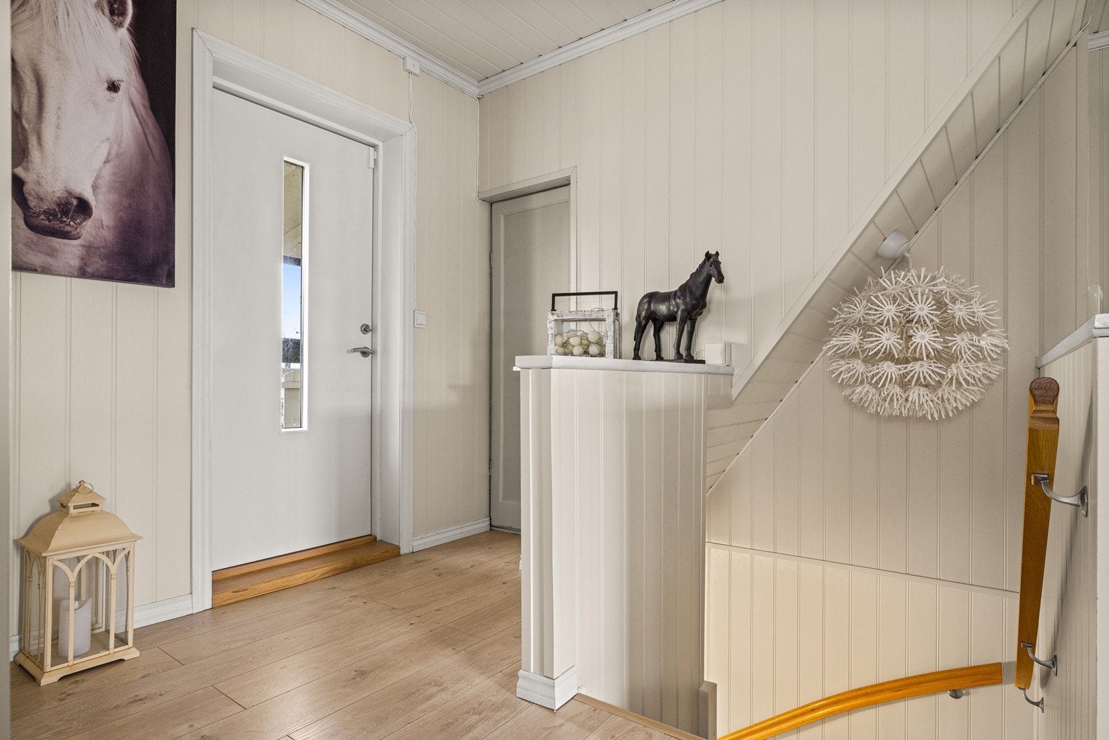Entréen i 2. etg. ønsker velkommen med laminat på gulv med varmekabler. Trappen til andre etasje ble oppgradert i 2013 med eikeforinger og nytt rekkverk. Galleribilde