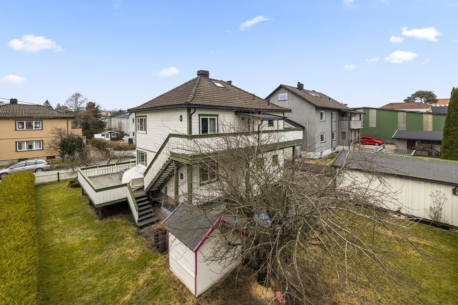Boligen har en terrasse på 29 m² og en veranda på 18 m², som er forbundet med en utvendig trapp. Galleribilde