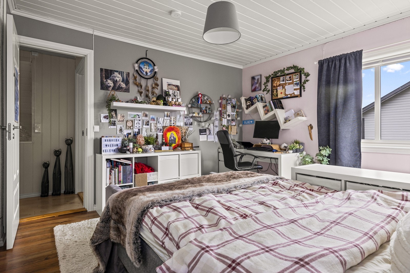 Dette soverommet har god plass til både seng, skrivepult og oppbevaring. Galleribilde