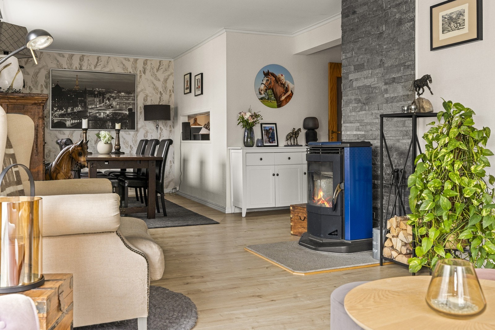 Stuen og spisestuen henger godt sammen, men er samtidig definert som egne soner. Galleribilde