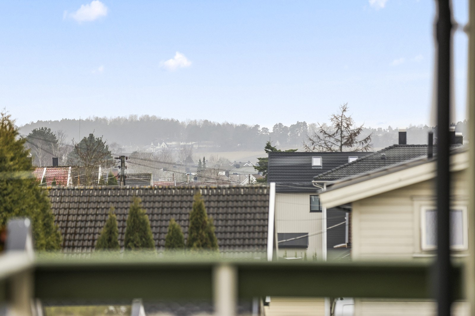 Utsikt over nærområdet fra boligens andre etasje. Galleribilde